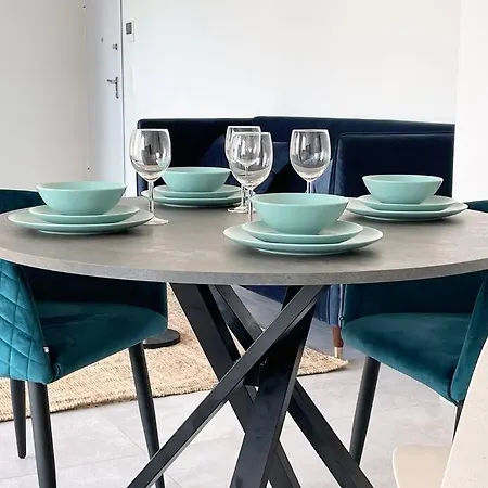 New & Large 1 Bedroom In Center-terrace & Parking - 142-100 Apartment