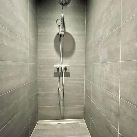 New & Large 1 Bedroom In Center-terrace & Parking - 142-100 Apartment *